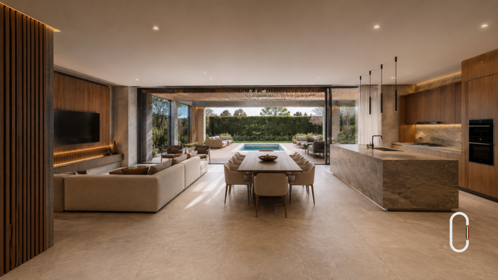 Sala de estar, jantar e cozinha integradas com abertura para área de lazer em casa minimalista