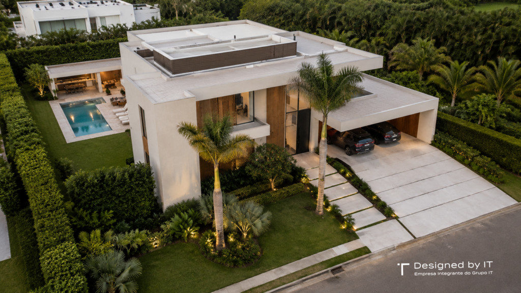 Vista aérea da implantação de casa moderna em terreno de 600 m² com piscina e jardim lateral